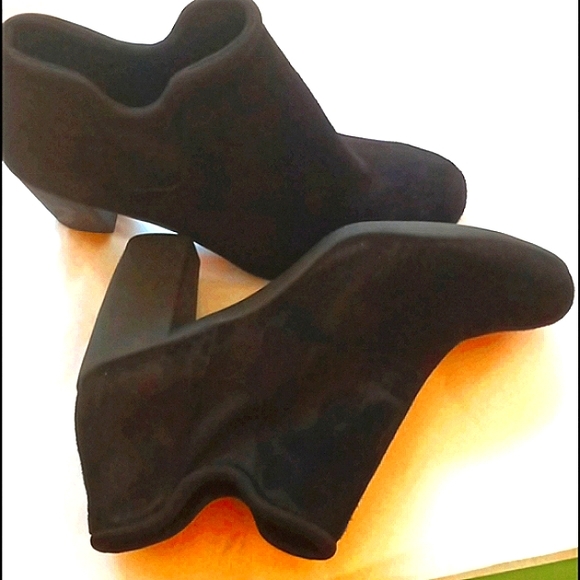 CLARK'S BLACK Suade BOOTS. 9 - Picture 2 of 4